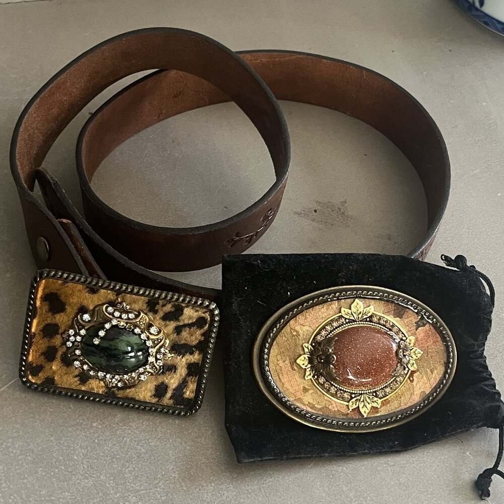 Filigree embossed brown Leather Belt with two interchangeable belt buckles - Picture 16 of 16
